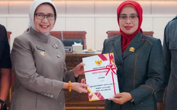 Thumbnail Berita - Bupati Serahkan Naskah Nota Keuangan RAPBD 2026 ke DPRD Lumajang
