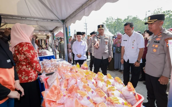 Thumbnail Berita - Kapolda Jatim Tanam Jagung Kuartal IV di Kabupaten Mojokerto, Gunakan Bibit Baru Jenis ECO Bhayangkara