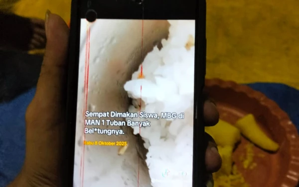 Thumbnail Berita - Viral MBG MAN 1 Tuban 'Bonus' Ulat, SPPG Minta Maaf dan Langsung Ganti yang Baru