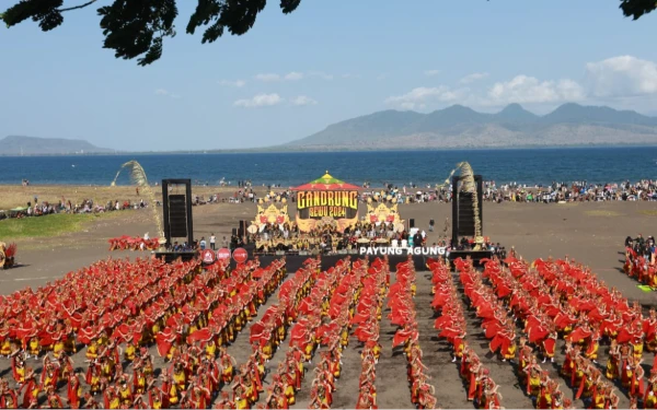 Thumbnail Berita - Gandrung Sewu 2025 Kembali Digelar, Lebih dari Seribu Penari Siap Guncang Pantai Marina Boom Banyuwangi