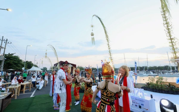 Disambut Tari Gandrung, Para Bule Kapal Yacht Langsung Kepincut Sunrise of Java