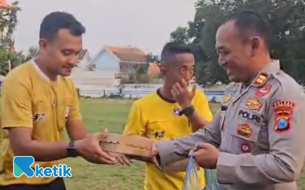 Thumbnail Berita - Kasat Samapta Polres Situbondo Bagikan Makanan Siap Saji kepada Panitia Liga Pelajar Bupati Cup