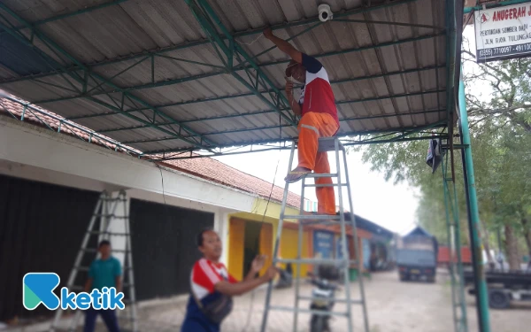 Thumbnail Berita - Pemdes Sumberdadi Tulungagung Pasang CCTV, 'Intai' Pembuang Sampah di Jalan Provinsi