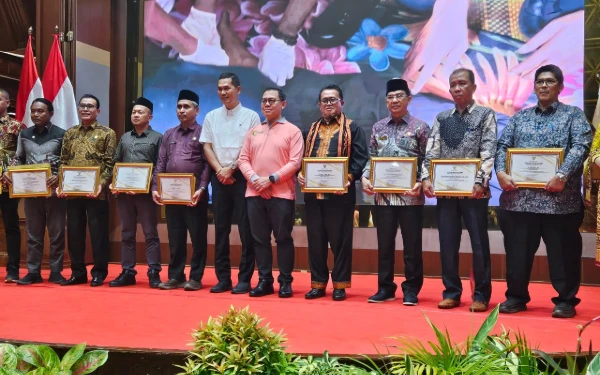 Peduli Kesehatan Jiwa, Bupati Abdya Peroleh Penghargaan dari Pemerintah Aceh