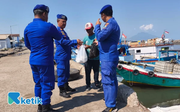 Thumbnail Satpolairud Polres Situbondo Bagikan Nasi Bungkus untuk Nelayan