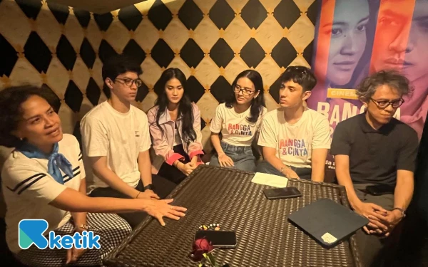 Thumbnail Penonton Heboh, Sambut Pemain Film Rangga dan Cinta di Mopic Cinemas Malang