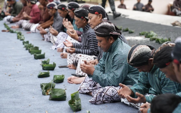 Thumbnail Berita - Warga Kepuharjo Gelar Dandan Kali 'Becekan': Doa Keselamatan Merapi Dibalut Aksi Tanam Pohon Konservasi