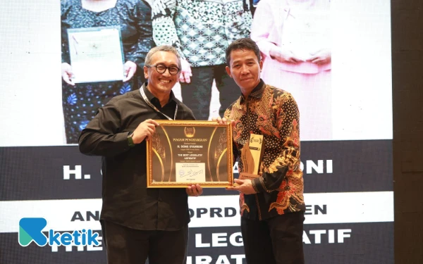 Thumbnail Berita - H. Oong Syahroni Raih Penghargaan The Best Legislatif Aspiratif di Tangerangpos Award 2025