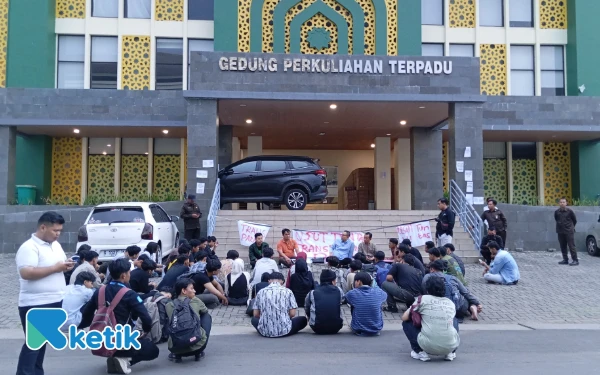 Thumbnail Berita - Mahasiswa UIN Gus Dur Demo Tuntut Klarifikasi Video Dugaan Keberpihakan Rektor dan Transparansi Dana Kampus