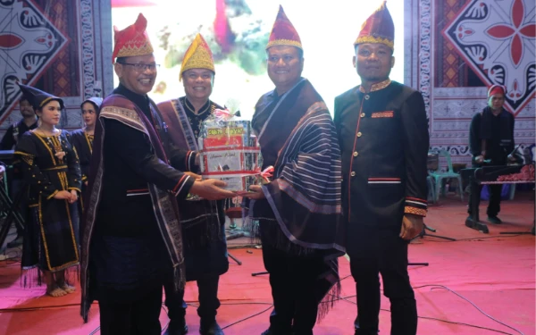 Thumbnail Berita - Wakil Bupati Asahan Tampil Memukau di PSBD ke-6 Asahan dengan Pesona Etnis Pakpak