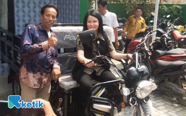 Thumbnail Berita - Brebes Terima 8 Gerobak Sampah dari Shanty Alda, Warga Diminta Bijak Kelola Sampah