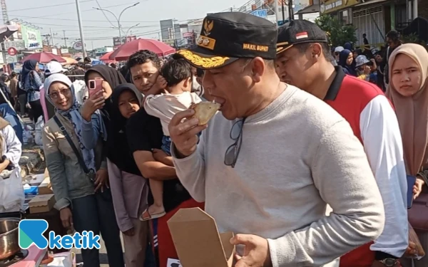 Thumbnail Berita - Sensasi Panas Dingin, Wabup Pemalang Cicipi Es Krim Goreng di CFD Comal