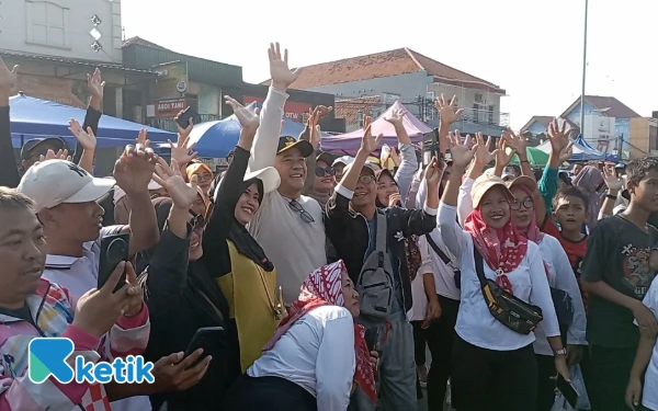 Thumbnail Berita - Warga Berebut Foto Bareng Wabup Pemalang Nurkholes Usai Buka CFD di Comal