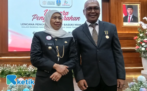 Thumbnail SELAMAT! Gubernur Khofifah Beri Lencana Kehormatan ke Akhmad Munir, Ini Dampaknya Bagi Pers Nasional