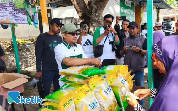 Thumbnail Ribuan Paket Sembako Pasar Murah Sekjen PKB Ludes Diborong Warga Kota Batu
