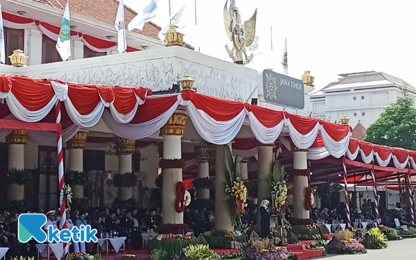 Thumbnail Ini Nama-Nama Tokoh Penerima Lencana Penghargaan Jer Basuki Mawa Beya di Hari Jadi Ke-80 Jatim