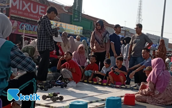 Thumbnail Berita - Ribuan Warga Padati Car Free Day Perdana di Comal Pemalang, UMKM Laris Manis