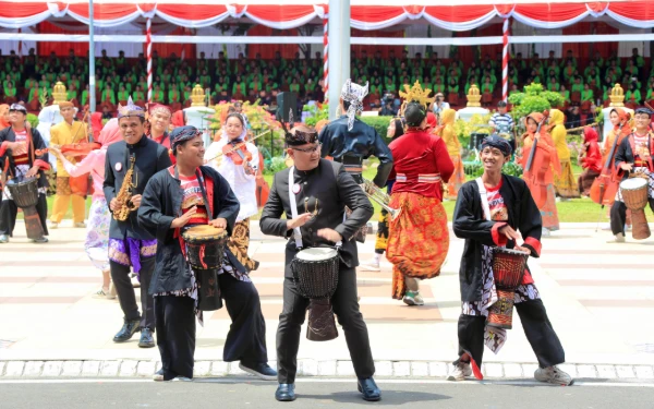 Thumbnail Kejutan di Hari Jadi ke-80 Jatim! Gubernur Kaget Kadindik Lihai Mainkan Perkusi Bareng Pelajar