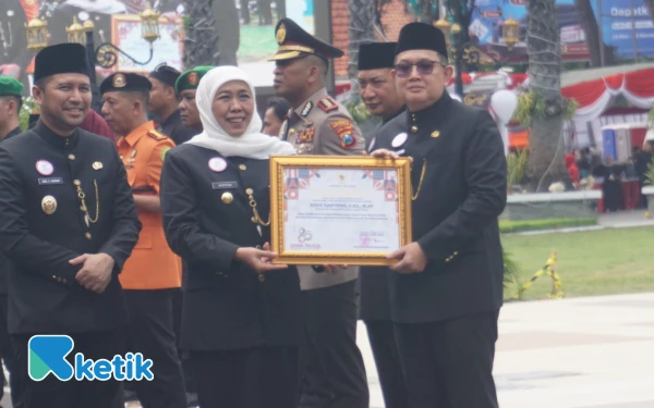 Thumbnail Pemprov Jatim Serahkan Penghargaan kepada Insan dan Instansi Berpengaruh, Berikut Daftarnya