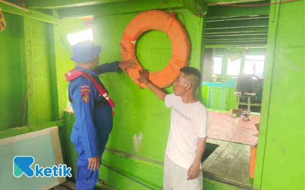 Thumbnail Satpolairud Situbondo Ingatkan Nelayan Disiplin Alat Keselamatan