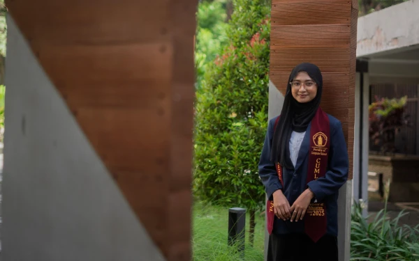 Thumbnail Kisah Annes Taklukkan Keterbatasan! Dari Buruh Pengupas Mete, Kini Wisudawan Terbaik UB