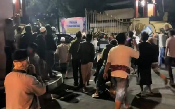 Thumbnail Berita - Geger Lumajang! Terduga Pencuri Hewan Tewas Saat Ditangani Polisi, Warga Geruduk Mapolres