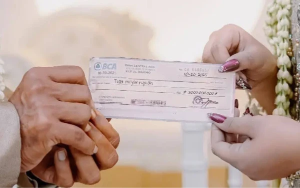 Thumbnail Viral Mahar Cek Rp3 Miliar, Kemenag Pacitan Sebut Nikah Tetap Sah Meski Pakai Mas Kawin Palsu