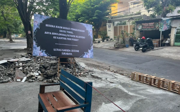 Thumbnail Timnas Indonesia Gagal ke Piala Dunia, Asprov PSSI Jatim Dikirimi Karangan Bunga Hitam