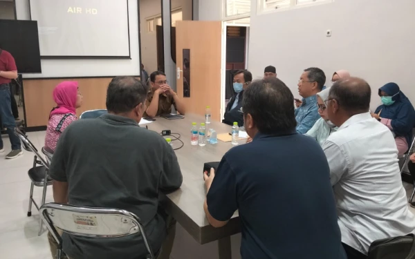 Thumbnail Warga Apartemen Bale Hinggil Datangi DPRKPP Surabaya, Tuntut Keadilan setelah Hidup Tanpa Listrik dan Air Sejak April