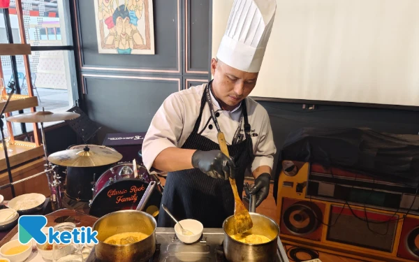 Thumbnail Lezatnya Bebek Bumbu Hitam dengan Cocolan Sambal Bawang, Hadirkan Kesan Unik