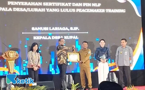 Thumbnail Berita - Menkumham Supratman Anugerahkan Pin NLP kepada Kades Sanusi La Riaga, Desa Kupal Halsel Resmi Miliki Posbankum