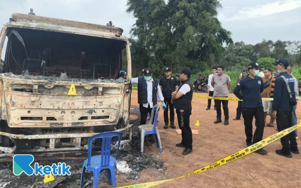 Thumbnail Truk Pengangkut Besi Terbakar, Polisi Temukan Botol Diduga Berisi BBM di TKP
