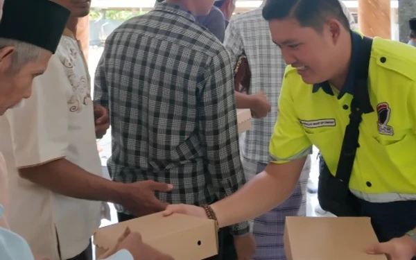 Thumbnail Berita - Rexline Engineering Indonesia Bagikan 202 Paket Makanan di Lamongan, Tebar Kebaikan Lewat CSR