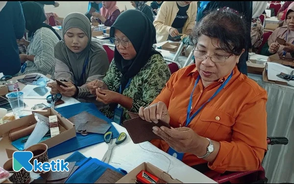 Thumbnail Berita - Puluhan Difabel di Cilacap Dapat Pelatihan Membuat Souvenir dari Gedebog Pisang