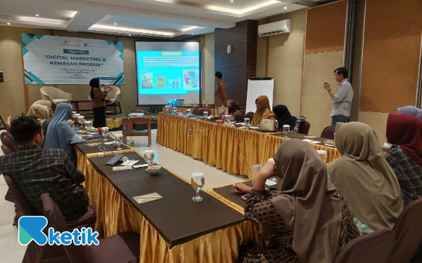 Thumbnail Berita - Tingkatkan Kualitas Kemasan, UMKM Binaan Medco Energi Sampang Pelajari Desain Label via Canva