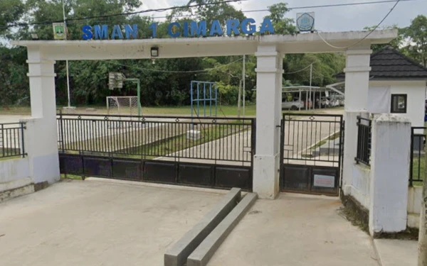 Thumbnail Buntut Insiden Tampar Siswa Merokok, Kepala SMAN 1 Cimarga Dinonaktifkan