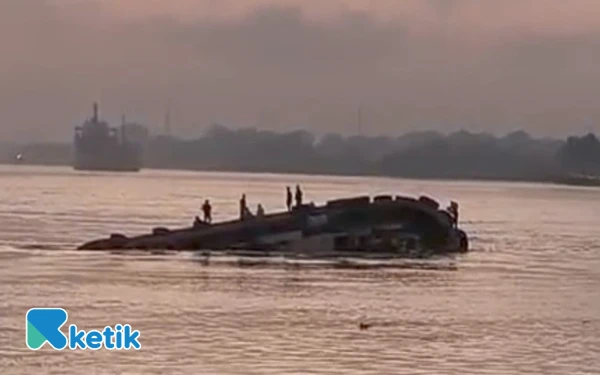 Thumbnail Dihantam Arus Sungai Musi, Tugboat Mitra Kencana X Terbalik dan Tenggelam