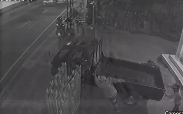 Thumbnail Berita - Komplotan Pencuri Pickup Gasak Mobil Berisi Uang Puluhan Juta di Mojokerto