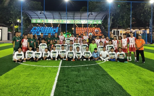 Thumbnail Legenda Timnas Indonesia Ikut Ngaji Soccer di Masjid Al-Akbar Surabaya