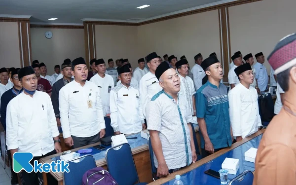 Thumbnail Berita - ASN Pria Pacitan Wajib Kenakan Sarung, Berkopyah dan Busana Muslim ala Santri Mulai Hari Ini