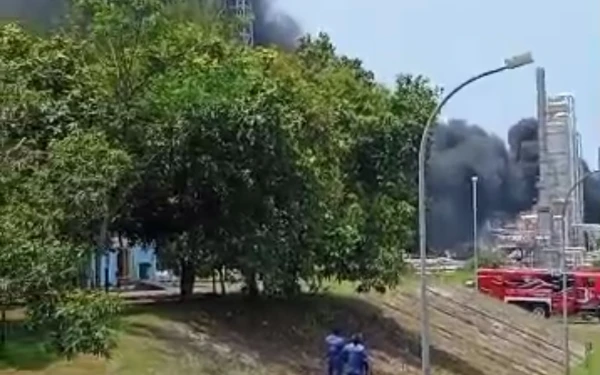 Thumbnail Berita - Ledakan dan Asap Pekat Selimuti Area PT TPPI Tuban, Warga Menyelamatkan Diri