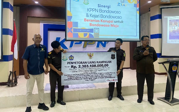 Thumbnail Kejari Bondowoso Setorkan Rp2,3 Miliar Uang Pengembalian Korupsi Hibah ke Kas Negara