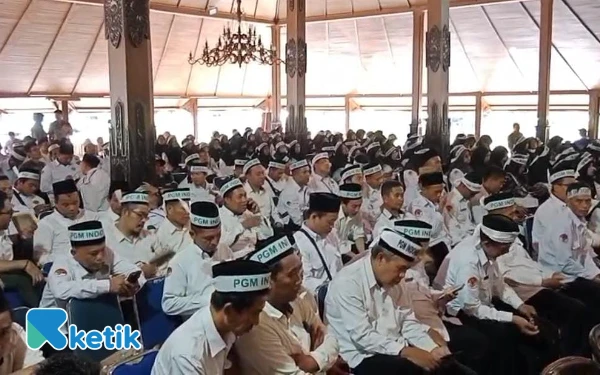 Thumbnail Berita - Kantor Bupati Cilacap Digeruduk Ratusan Guru Madrasah, Tuntut Insentif dan Kesetaraan