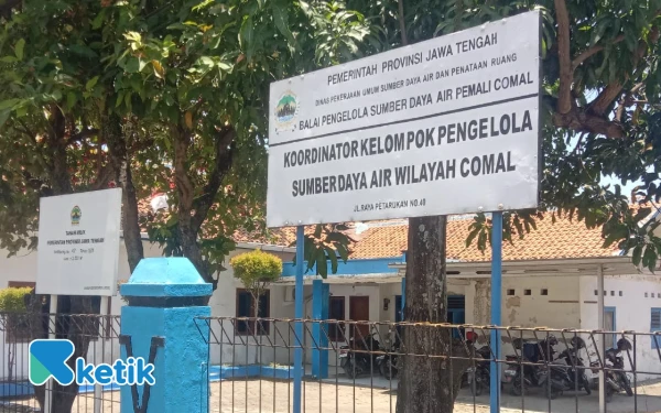 Thumbnail Berita - Keterbatasan Anggaran, PSDA Comal Lakukan Normalisasi Manual Saluran Irigasi