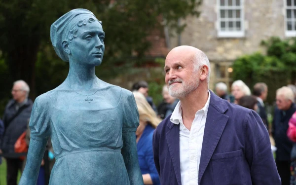 Thumbnail Jejak Abadi Jane Austen: Ketika Sang Legenda Kini Terpahat dalam Batu