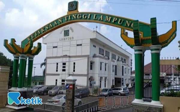 Thumbnail Berita - Mantan Bupati Pesawaran Irit Bicara Usai Diperiksa 13 Jam Kejati Lampung