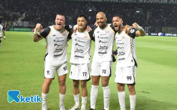 Thumbnail Berita - [FOTO] Momen Persija Berpesta di Markas Persebaya