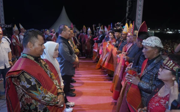 Thumbnail Berita - Hadiri dan Dukung Pelestarian Budaya Batak Toba PSBD ke 6, Rianto Ikut Menari