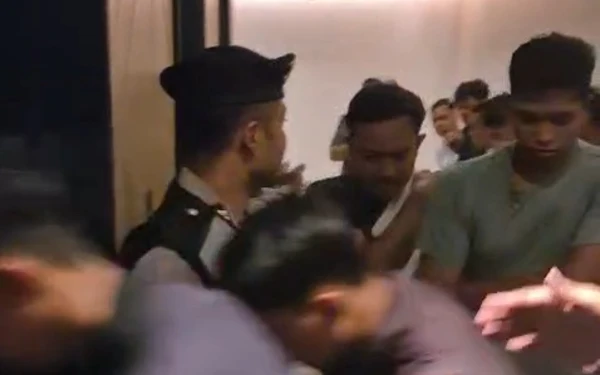 Thumbnail Berita - GEGER! 34 Pria Digerebek Pesta Gay di Hotel Surabaya, Siapa Dalangnya?