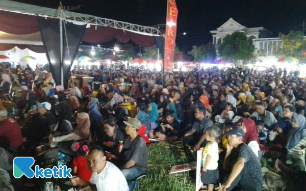 Thumbnail Berita - Ribuan Penonton Saksikan Group Ketoprak Legendaris Siswo Budoyo di Lapangan Ngrance Pakel Tulungagung